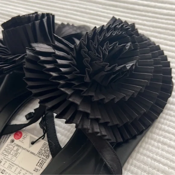 ZARA PLEATED FLOWER BLACK FLAT SANDALS EUC LIMITED EDITION Size 8/39 - Picture 5 of 5